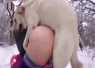 白色小狗從後面幹了她的小穴